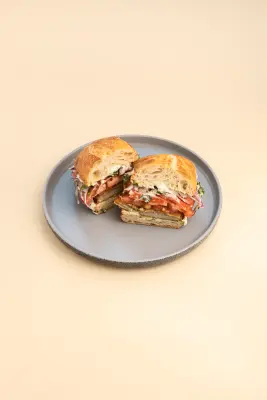 Sandwich en Pan Ciabatta de Merluza Apanada con Chilena