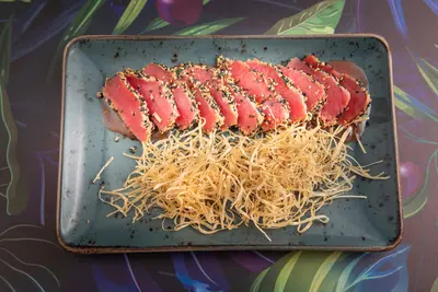 Tataki en costra de sésamo