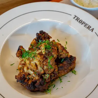COLIFLOR ESPECIADA CON SALSA TZATZIKI